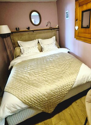 1 bedroom, iron/ironing board, free WiFi, bed sheets - A L'ANCIENNE HUILERIE*** Charming accommodation in the REMPARTS of RIQUEWIHR. (Riquewihr)