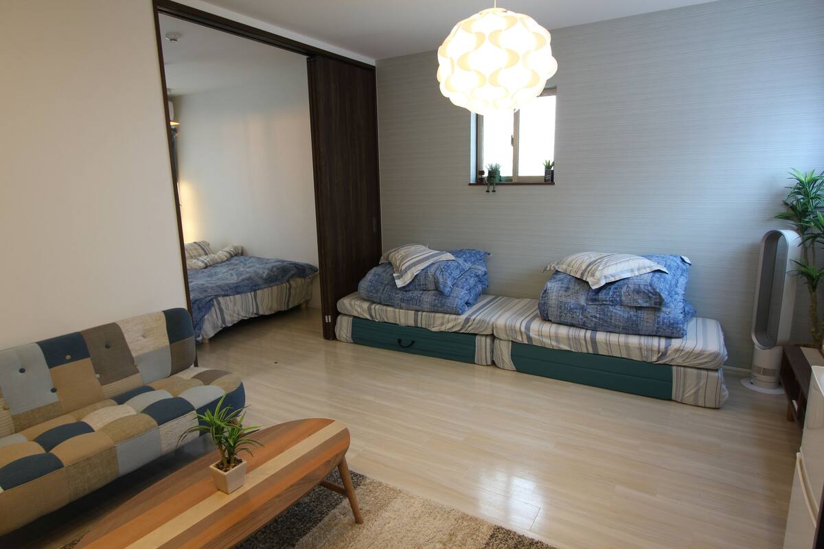 Una sala de estar moderna con un sofá, una mesa de centro y un ventanal grande.