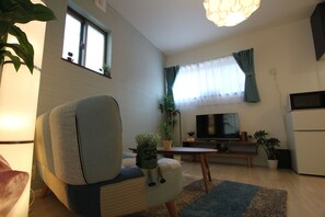 Basic Room (101) | Television