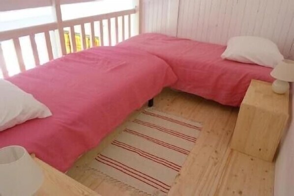 1 quarto, ferros/tábuas de passar roupa, berço de viagem
