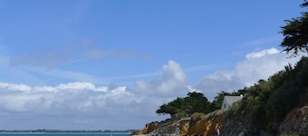 Klein huis aan zee, helder, zeer rustig, zeer grote tuin, Quimiac