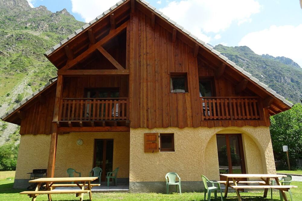 Quiet chalet, all comfort, with covered heated swimming pool and Whirlpool Spa