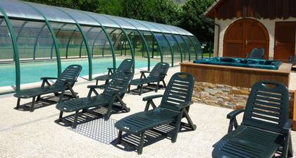 Quiet chalet, all comfort, with covered heated swimming pool and Whirlpool Spa