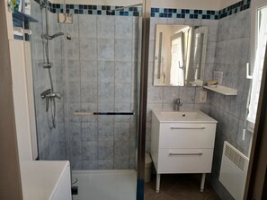 Shower, hair dryer, toilet paper - Seaside house in South Finistère, 300m from the beach. (Combrit)