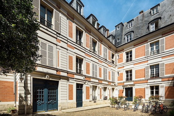 cour intérieure de l'immeuble datant du 18ème siècle de caractère versaillais