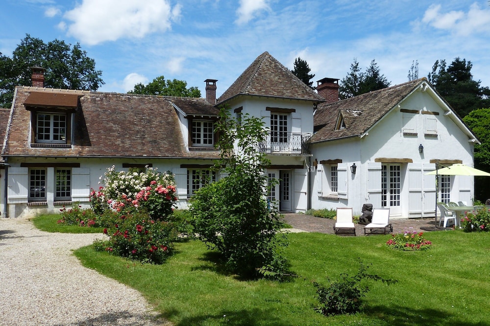 House in the countryside. Close to Paris