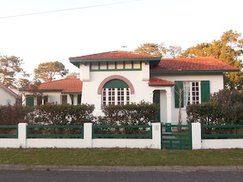 façade et entrée de la maison