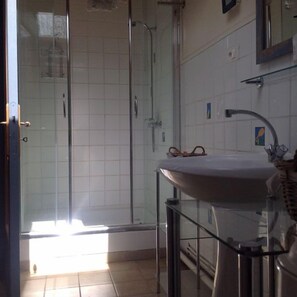 Shower, toilet paper - Independent apartment in the countryside, near rivers: canoe (Mirabel)