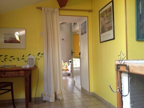 Interior - Independent apartment in the countryside, near rivers: canoe (Mirabel)