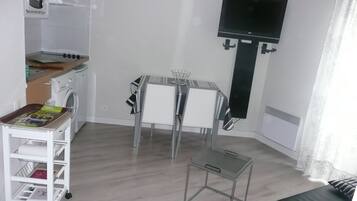 2 makuuhuonetta, silitysrauta/-lauta, pÀÀsy pyörÀtuolilla