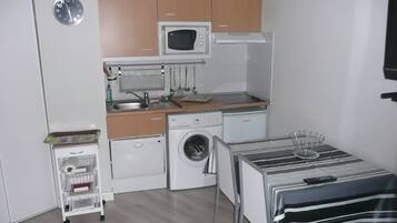 JÀÀkaappi, mikroaaltouuni, liesi, astianpesukone