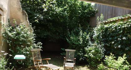 CHARMING GITE at the gates of the Marais Poitevin and Niort with private pool