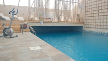 Piscina interna, piscina aquecida