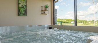 Bekväm stuga med pool och privat jacuzzi som inte förbises omgiven av djur