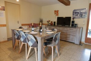 Dining - Comfortable house sleeps 8, private pool & jacuzzi, view of nature and animals (Savigny-Poil-Fol)