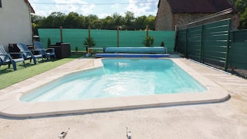 Una piscina al aire libre, una piscina climatizada