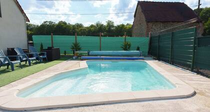 Comfortable house sleeps 8, private pool & jacuzzi, view of nature and animals