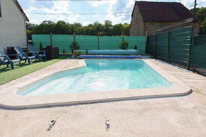 Comfortable house sleeps 8, private pool & jacuzzi, view of nature and animals