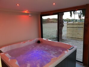 Interior - Comfortable house sleeps 8, private pool & jacuzzi, view of nature and animals (Savigny-Poil-Fol)