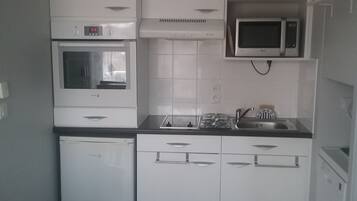 Een koelkast, een magnetron, een oven, een kookplaat