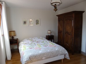 2 bedrooms, iron/ironing board, travel cot, free WiFi