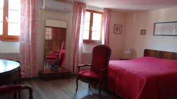 2 slaapkamers, een strijkplank/strijkijzer, reisbedje, gratis wifi