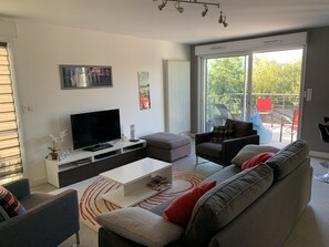 Televisión, reproductor de DVD y estéreo 