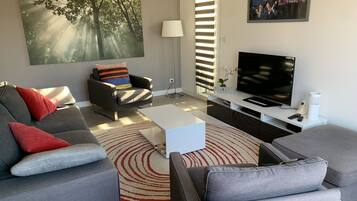 Una televisión, un reproductor de DVD, un reproductor estéreo