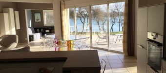 EN HAVEN AV FRED, FØTTER I VANNET