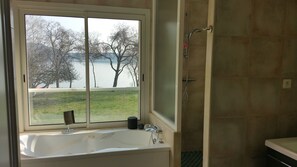 Badewanne, Whirlpool, Haartrockner, Handtücher