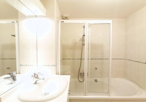 Bathtub, towels