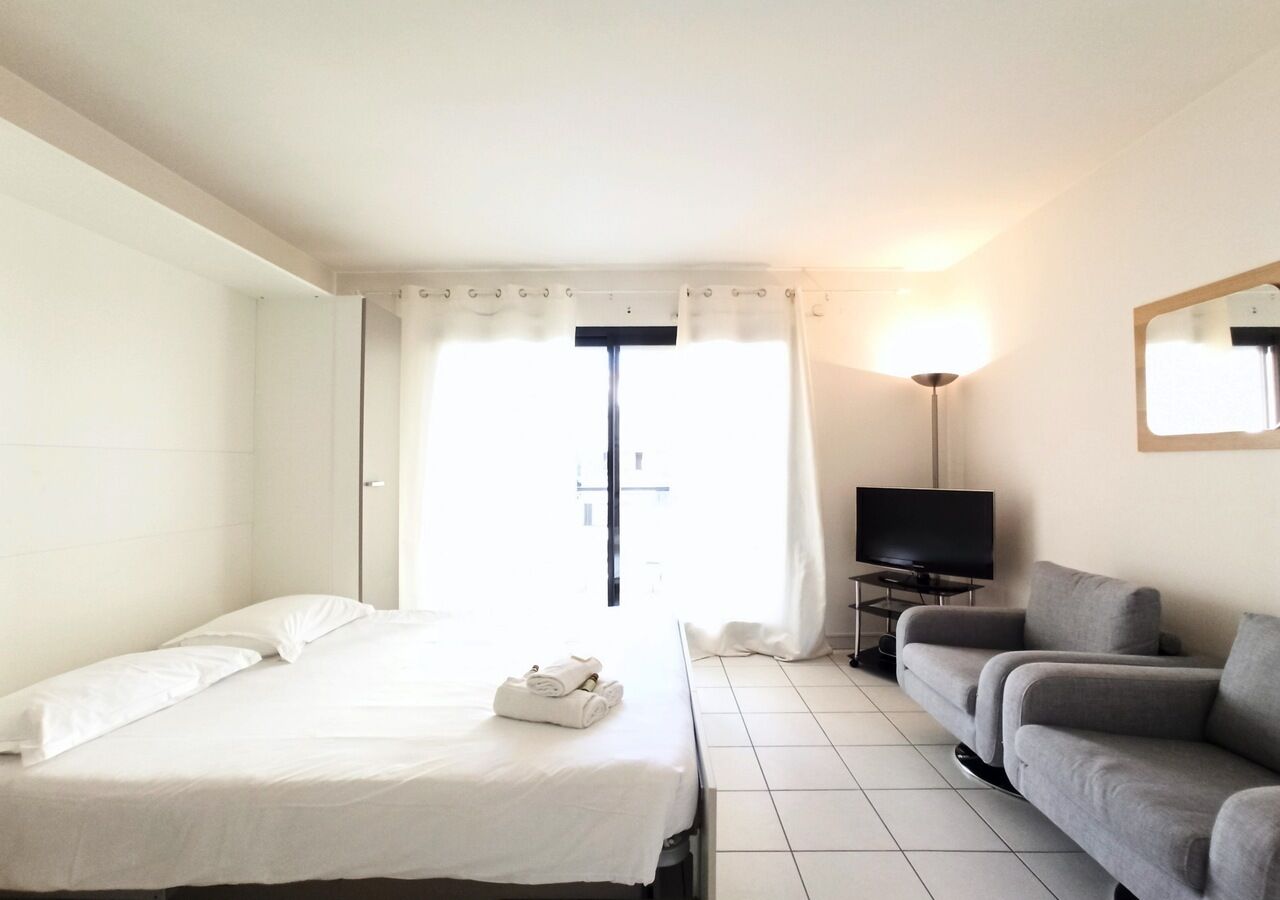 Tabla de planchar con plancha, internet y ropa de cama 