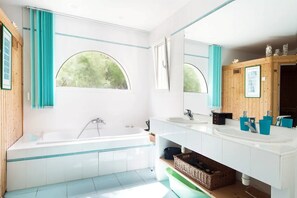 Combined shower/tub, hair dryer - Villa 4 stars near the sea - swimming pool and sauna (Angoulins)