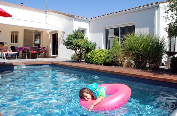 Outdoor pool, a heated pool - Villa 4 stars near the sea - swimming pool and sauna (Angoulins)
