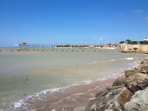 Una spiaggia nelle vicinanze