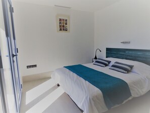 4 bedrooms, iron/ironing board, free WiFi, bed sheets - California air-conditioned villa and heated pool (Vence)