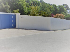 Property grounds - California air-conditioned villa and heated pool (Vence)