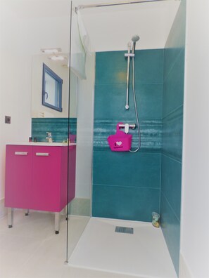 Douche, sèche-cheveux, serviettes fournies, savon