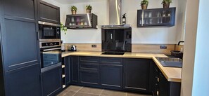Een koelkast, een magnetron, een oven, een kookplaat