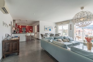 Smart-TV, bøker og stereoanlegg