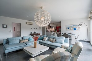 Smart-TV, Bücher, Stereoanlage