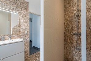 Shower, hair dryer, towels, toilet paper - 4-star apartment in Banyuls! Duplex with amazing terraces. Beach 2 minutes away! (Banyuls-Sur-Mer)