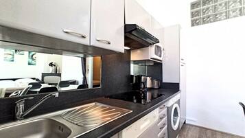 Réfrigérateur, micro-ondes, cafetière/bouilloire