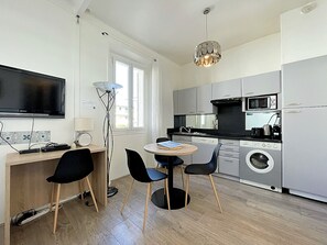 冷蔵庫、電子レンジ、コーヒー / ティーメーカー