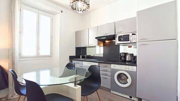 Réfrigérateur, micro-ondes, cafetière/bouilloire