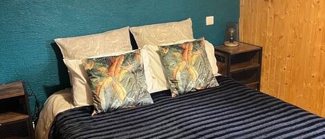 3 slaapkamers, een strijkplank/strijkijzer, internet