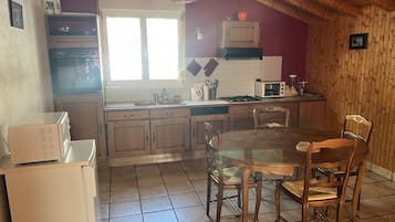 Coffee/tea maker, fridge, microwave, oven