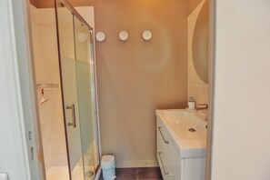 Shower, hair dryer, towels - Heated swimming pools, sauna, gym, bicycles, a table tennis, quiet and high comf (Grayan Et L'hôpital)
