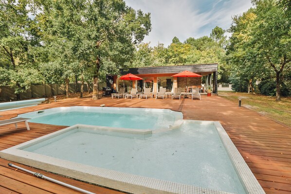 Un bassin adultes et un bassin enfants chauffés. 250 m² de terrasse bois.