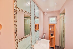 Douche, sèche-cheveux, serviettes fournies